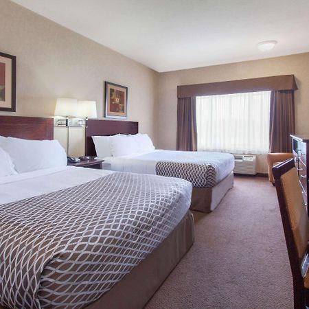 Ramada By Wyndham Camrose Hotel Kültér fotó