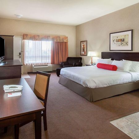 Ramada By Wyndham Camrose Hotel Kültér fotó