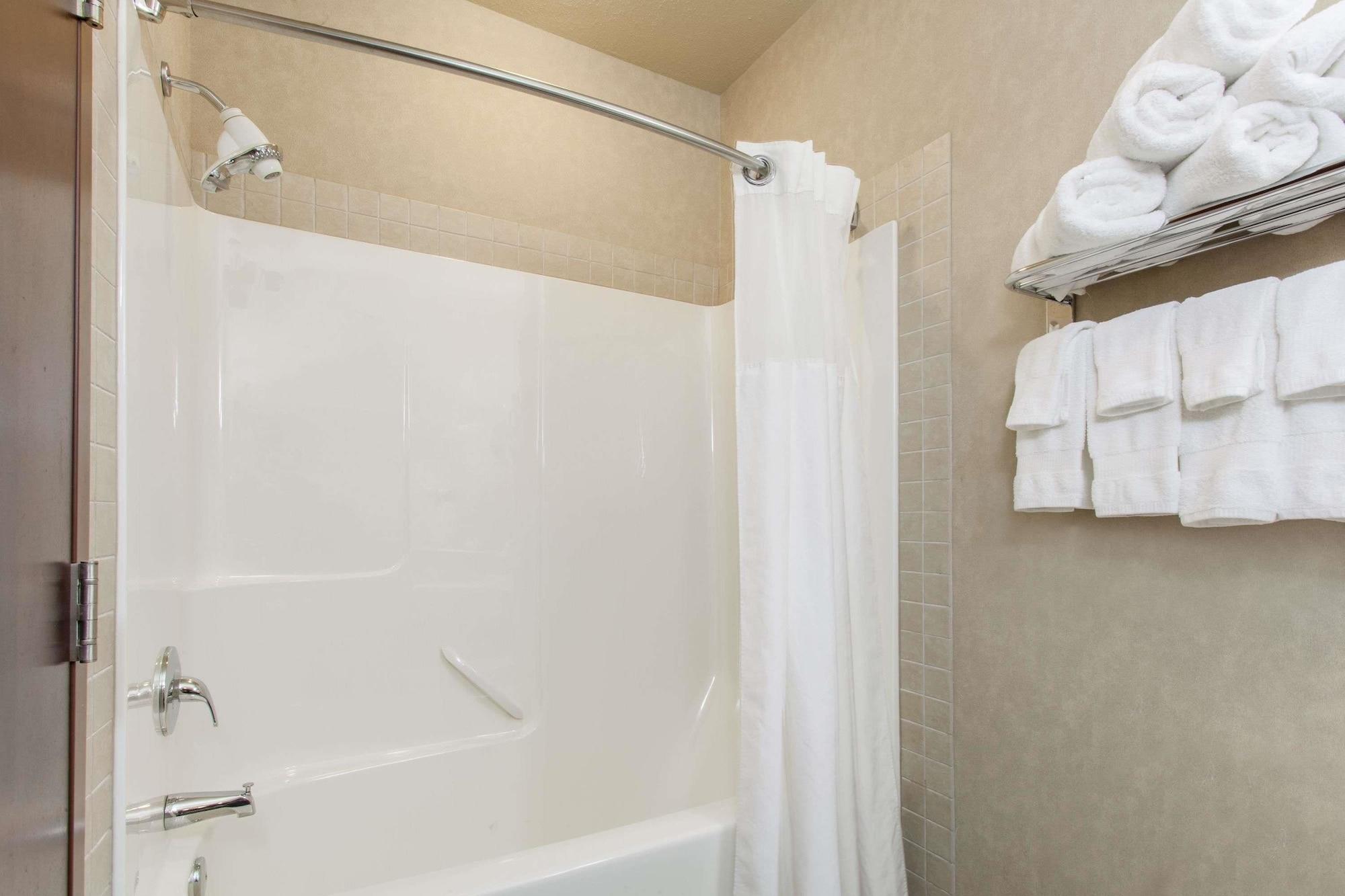 Ramada By Wyndham Camrose Hotel Kültér fotó