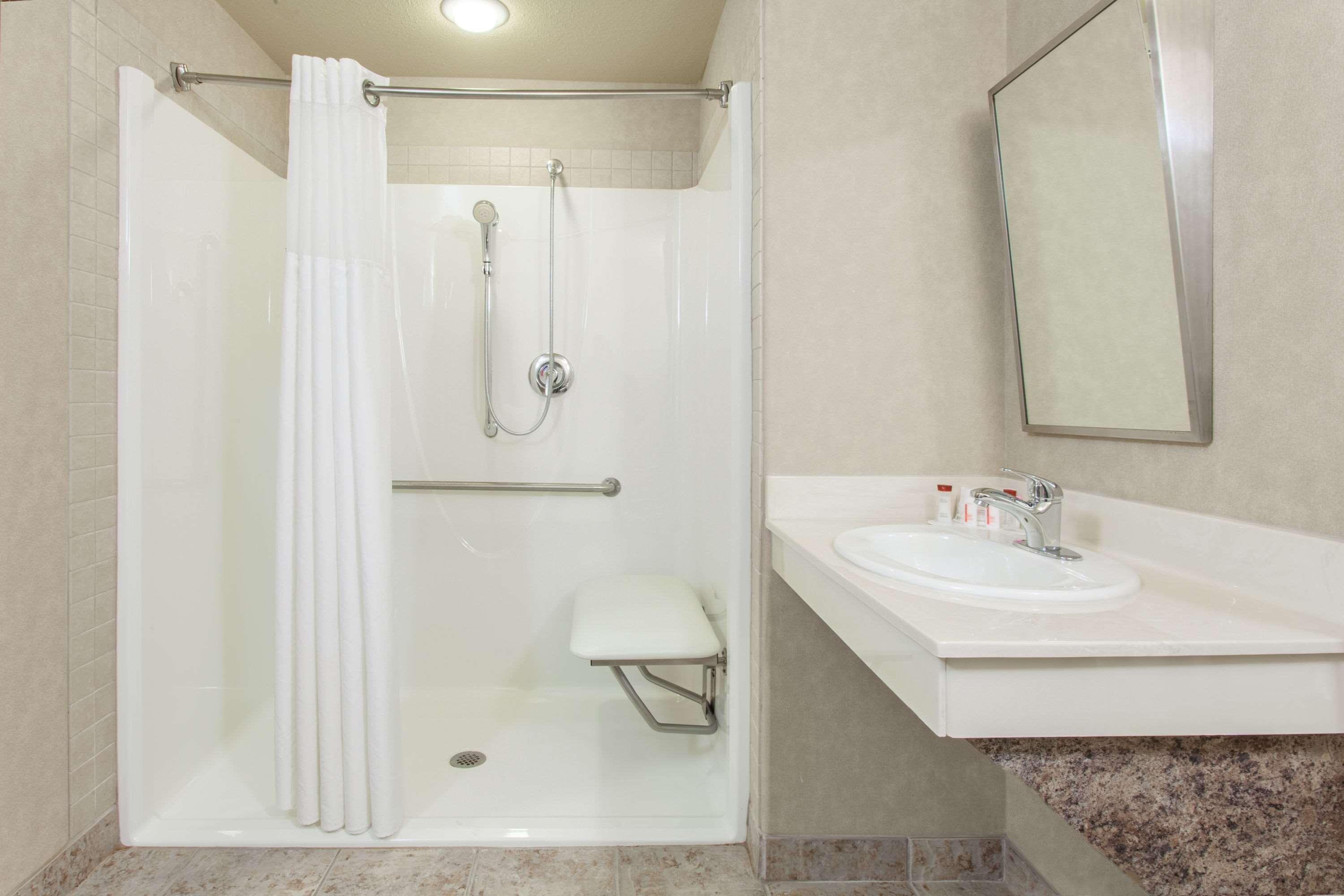 Ramada By Wyndham Camrose Hotel Kültér fotó