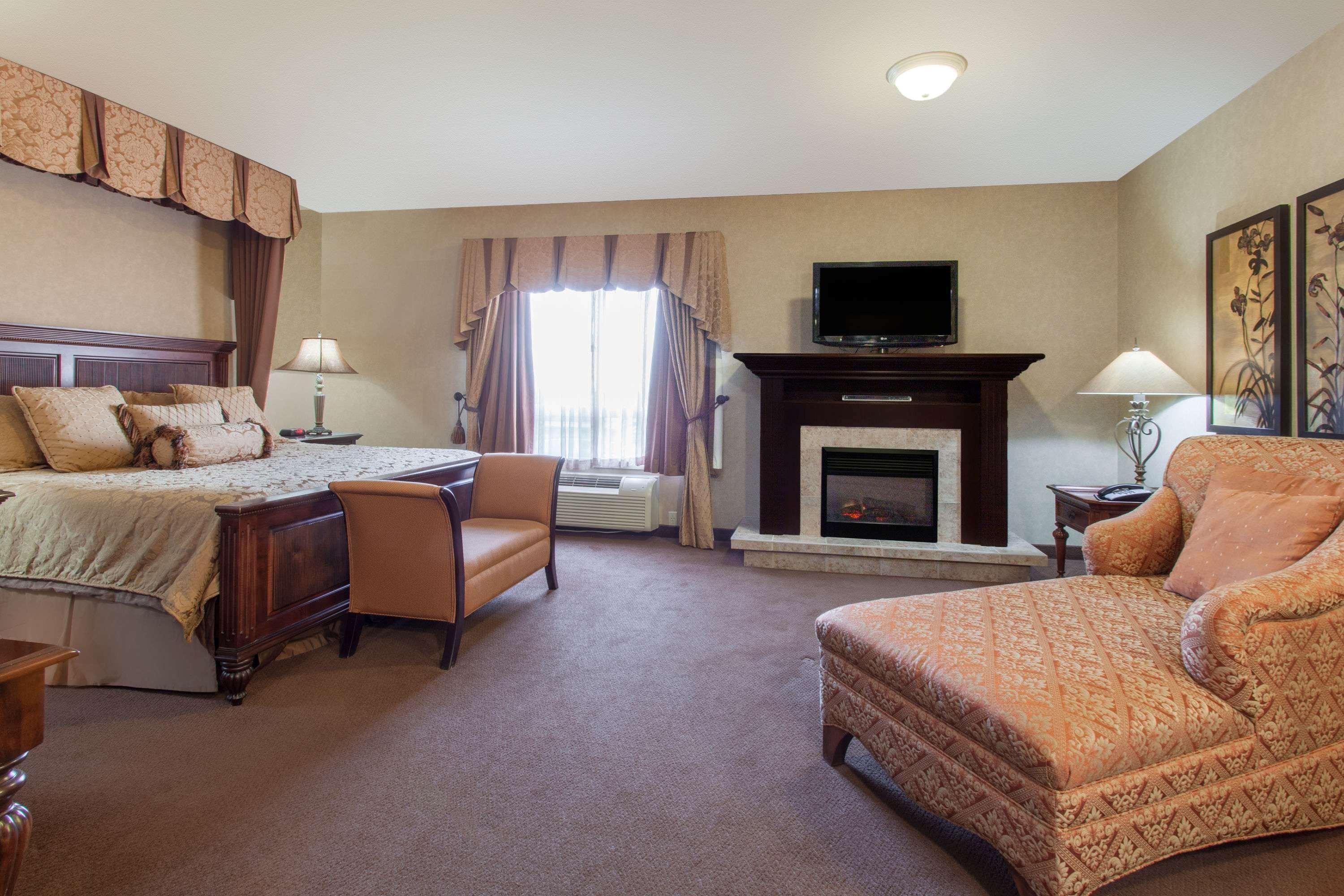 Ramada By Wyndham Camrose Hotel Kültér fotó