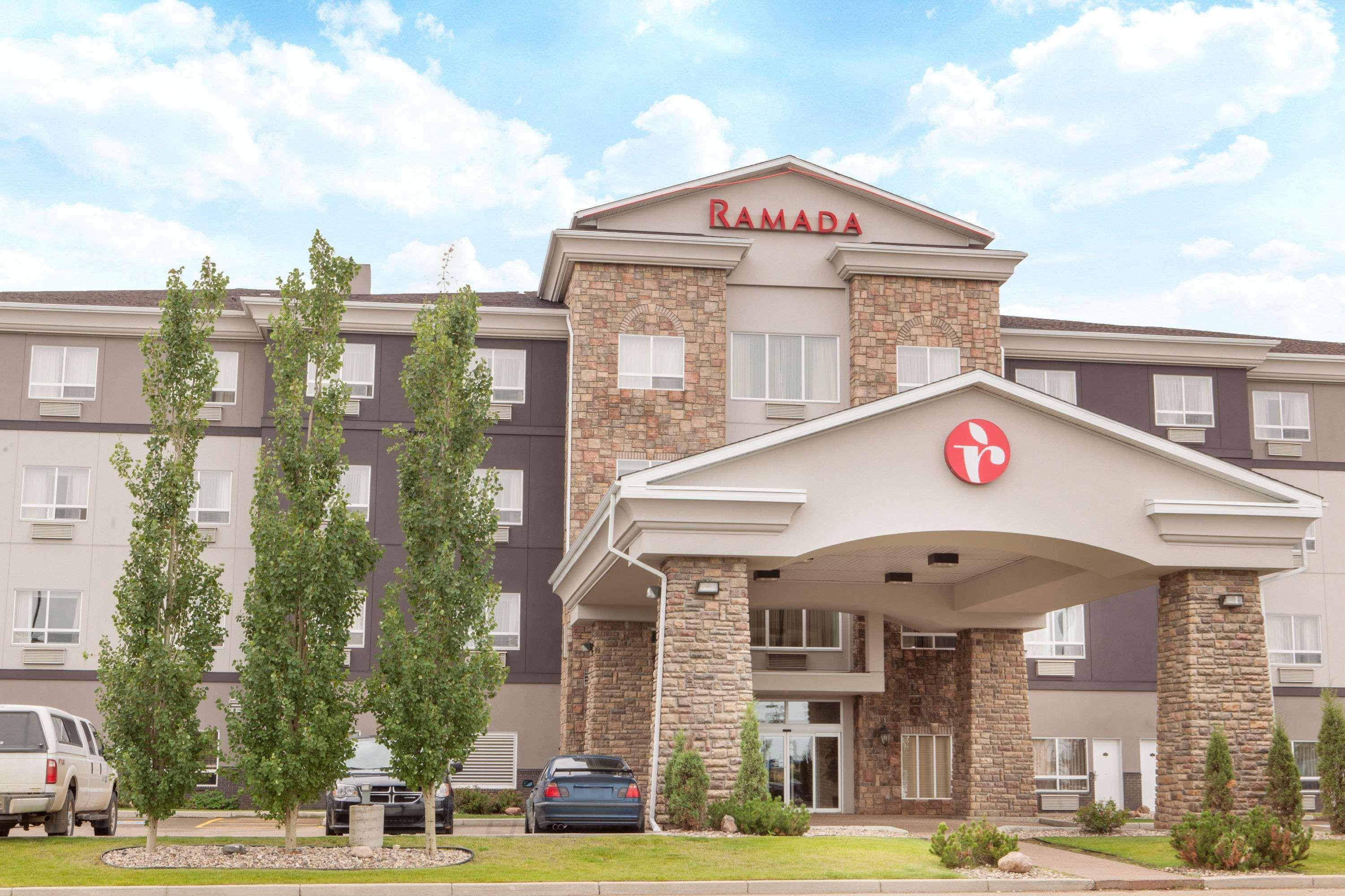 Ramada By Wyndham Camrose Hotel Kültér fotó