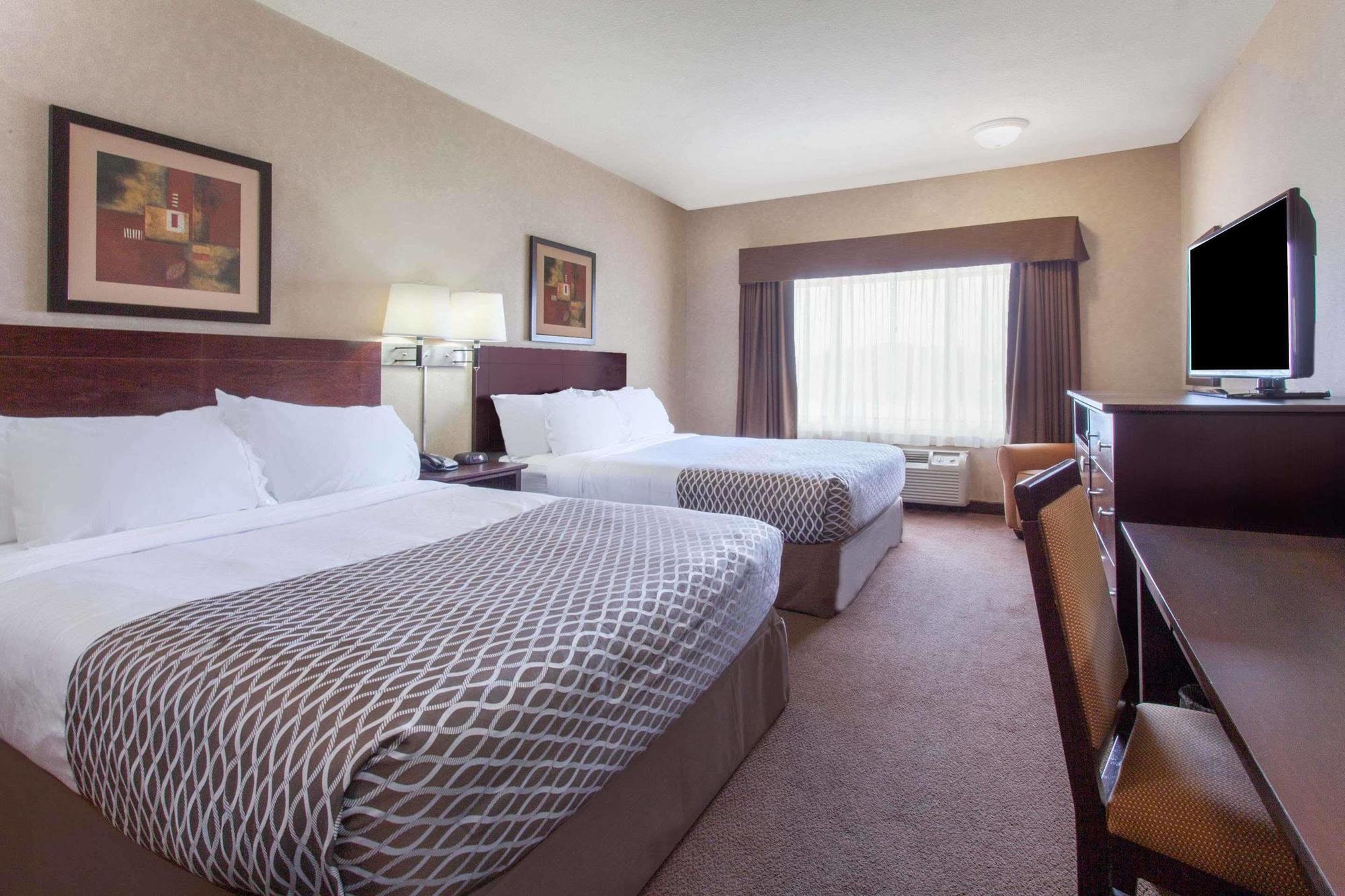 Ramada By Wyndham Camrose Hotel Kültér fotó