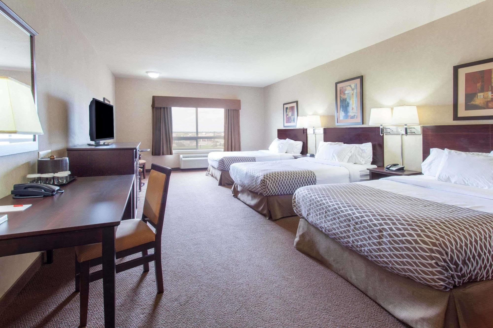 Ramada By Wyndham Camrose Hotel Kültér fotó