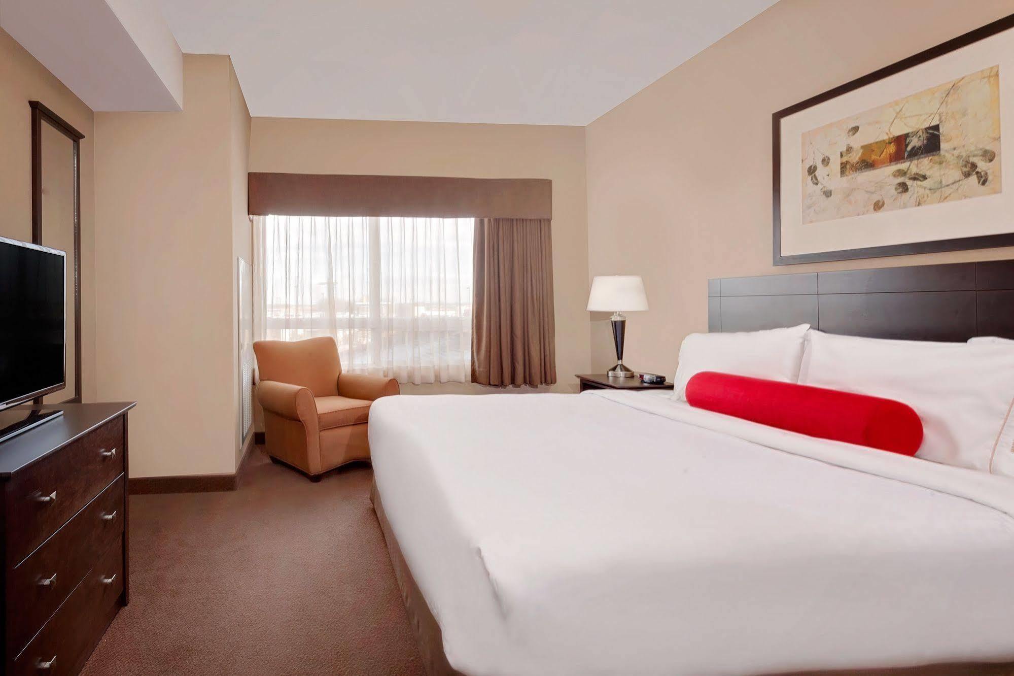 Ramada By Wyndham Camrose Hotel Kültér fotó