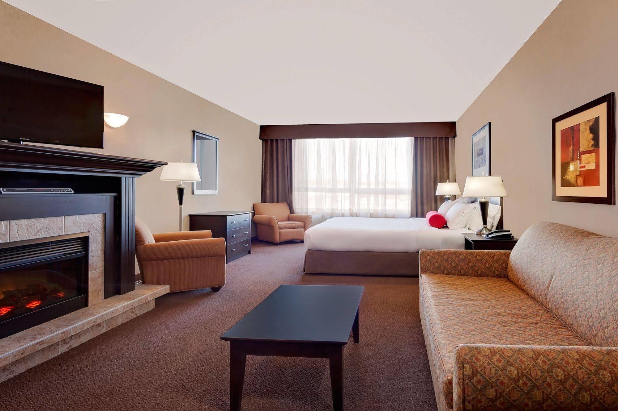 Ramada By Wyndham Camrose Hotel Kültér fotó